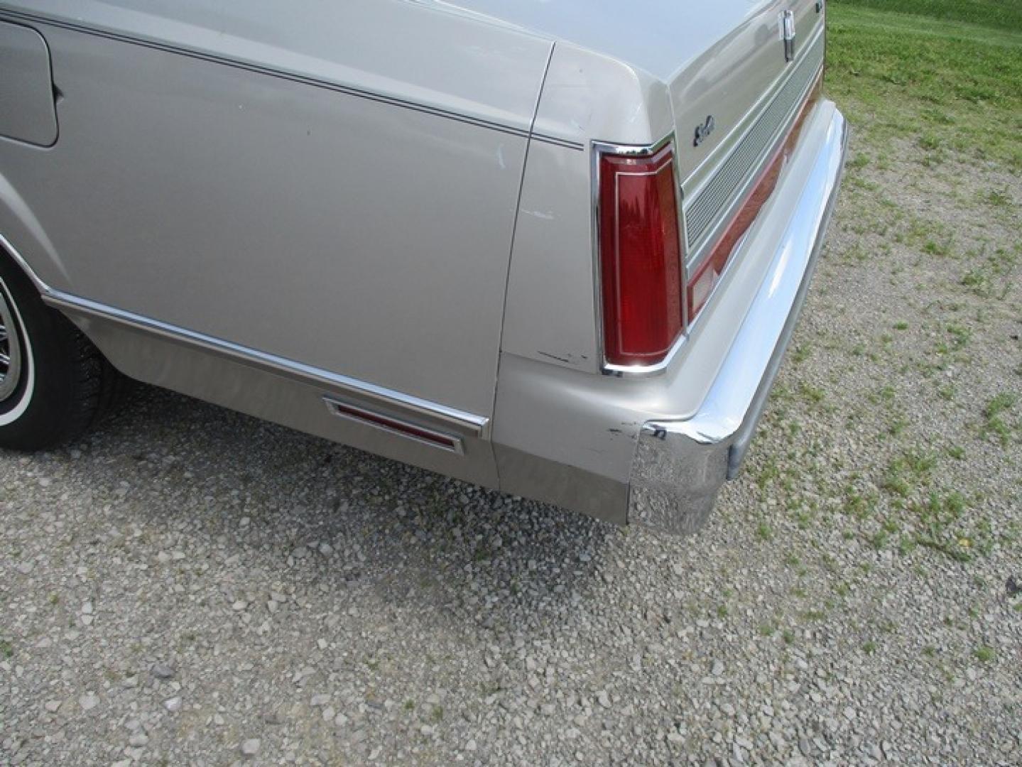 1989 Silver Frost /Titanium Lincoln Town Car (1LNBM81F5KY) with an V8 engine, Automatic transmission, located at 1725 US-68 N, Bellefontaine, OH, 43311, (937) 592-5466, 40.387783, -83.752388 - 1989 LINCOLN LUXURY TOWN CAR 5.0L V8, AUTO, Midnight Black Carriage Roof, Silver Frost -Titanium leather 6-way twin comfort recliner driver & passenger seats, AM/FM/CASS, Power Antenna, PW, PL, Power Deck Release, Tilt Steering Fingertip Speed Control, Wire Wheel Covers. - Photo#8